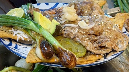 Este es el local dentro de un mercado en CDMX donde tienen un paquete de huaraches con costilla en 120 pesos 