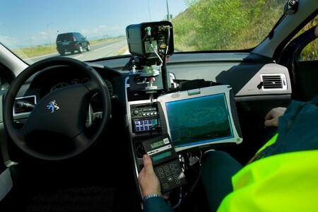 Radar móvil en coche patrulla de la Guardia Civil de Tráfico