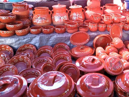 No es Hidalgo ni Edomex: el pueblito de Puebla famoso por sus ollas, cazuelas y artesanías de barro rojo ideal para un viaje exprés