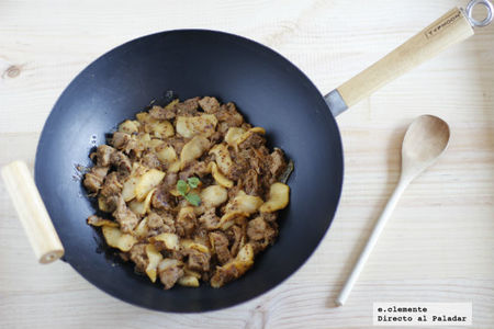 Wok de cerdo con mostaza y manzanas caramelizadas. Receta