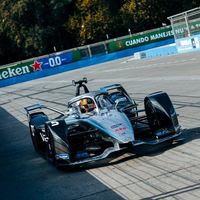 Tres carreras en los coches eléctricos y Mercedes ya lidera también la Fórmula E