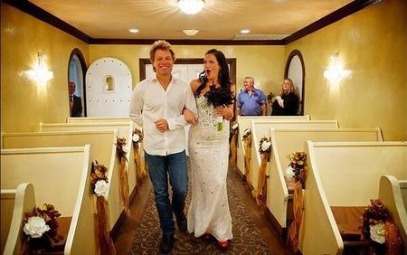 De esto que te estás casando... ¡Y en tu boda aparece tu ídolo Bon Jovi!