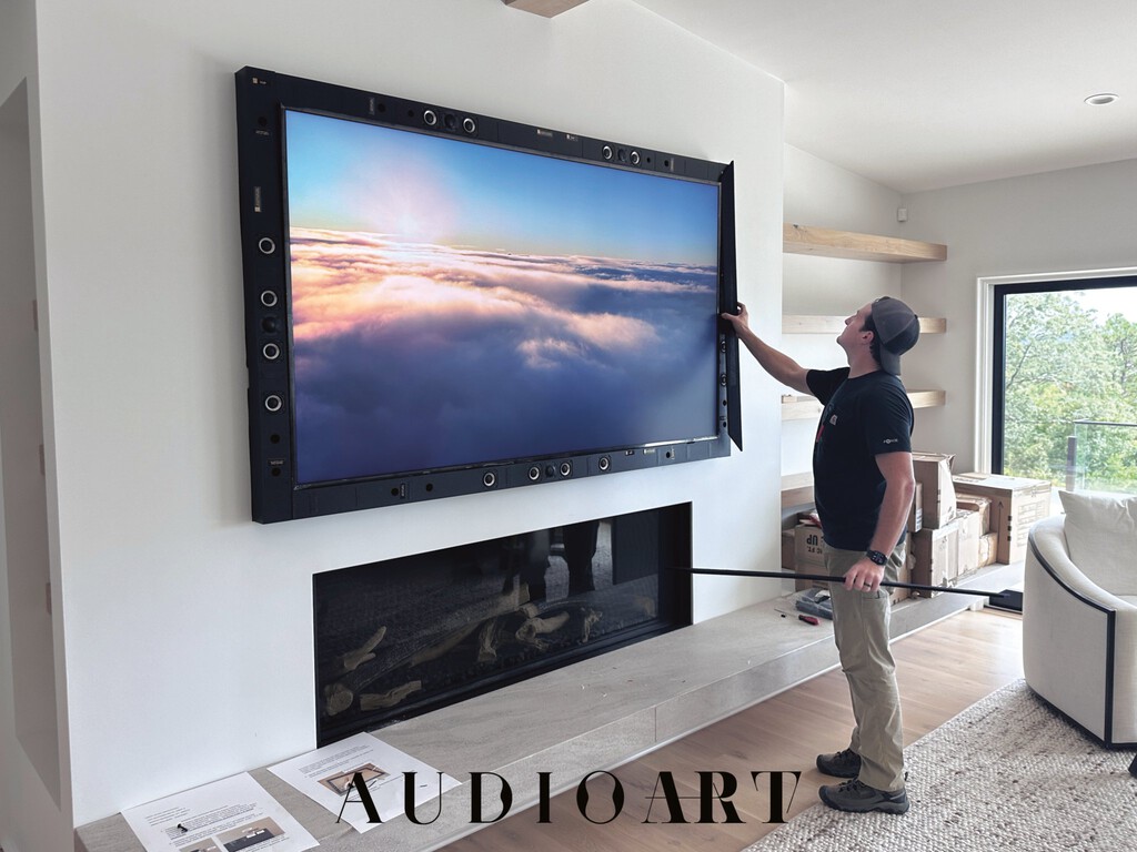 Este impresionante sistema de sonido se esconde bajo un marco alrededor de tu tele: ideal para quienes buscan no tener altavoces a la vista 