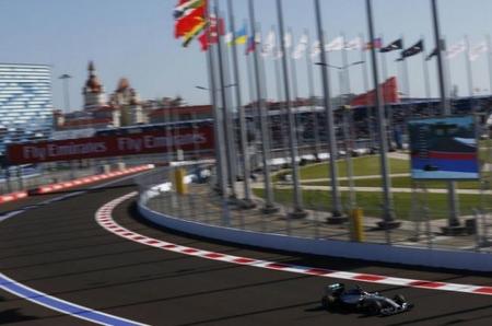 Lewis Hamilton repite mejor tiempo a pesar de un trompo en la tercera sesión libre
