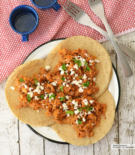 Tacos de carne deshebrada y tocino. Receta
