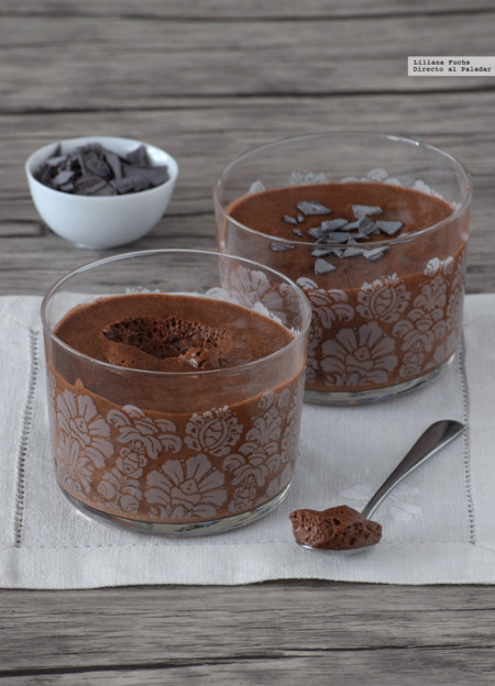 Cómo hacer mousse de chocolate esponjosa con dos ingredientes y sin huevo. Receta vegana para sorprender a todos