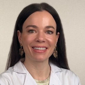 Helena Rodero, farmacéutica: "Aplicar el acondicionador en seco antes del champú, de medios a puntas, es recomendable para los cabellos delicados y sin brillo”