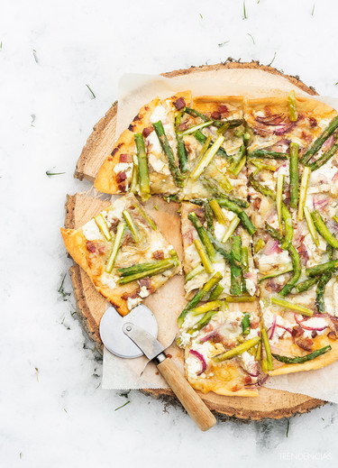 Receta de pizza rústica de tres quesos con panceta y espárragos verdes. Deliciosa cena aprés-ski