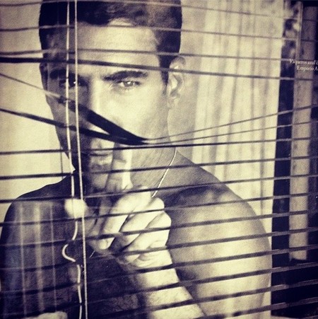 Así es la miradita que Miguel Ángel Silvestre nos lanza desde la revista Elle, ¡así!