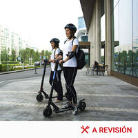 Del casco al seguro obligatorio: todo lo que vas a necesitar para conducir tu patinete eléctrico sin llevarte una multa  