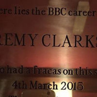 Una placa conmemora la "gresca" que le costó a Jeremy Clarkson su trabajo en Top Gear
