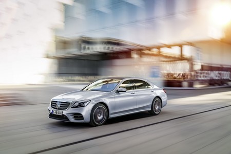 El Mercedes-Benz Clase S da masajes, perfuma el ambiente y es más eficiente ahora
