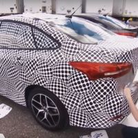 Así se camufla un coche con vinilo, a trocitos