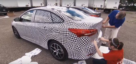 Así se camufla un coche con vinilo, a trocitos