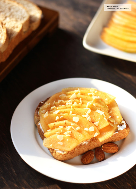 Tostas de melón, almendra y queso crema. Receta
