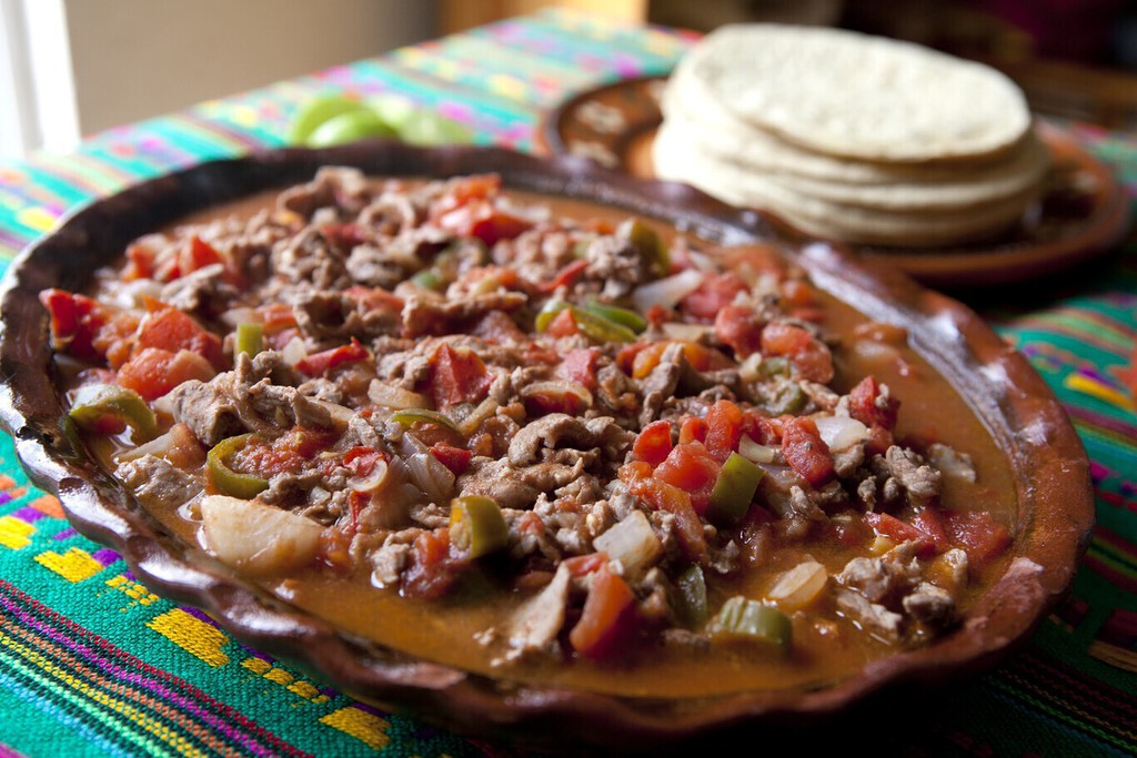 Recetas con bistec de cerdo: cómo hacer Bistec de cerdo a la mexicana para comerlo en tacos de guisado