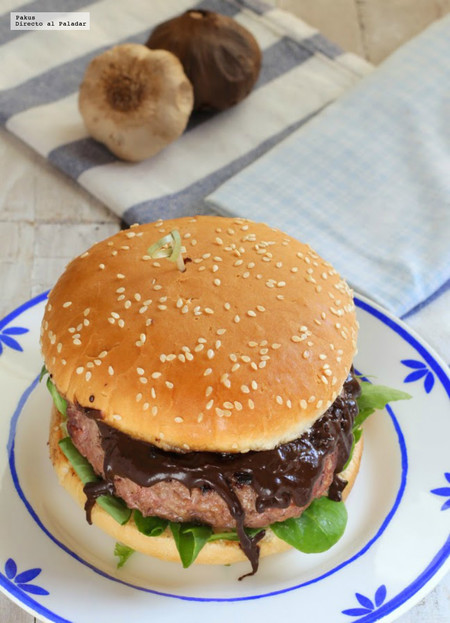 Hamburguesa de buey al ajo negro, la receta para sorprender en las barbacoas veraniegas