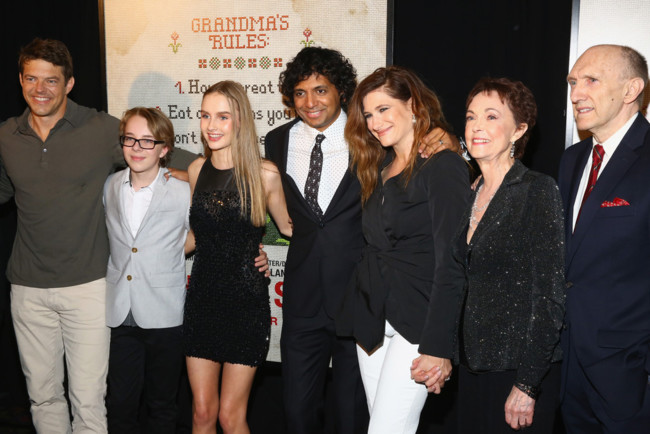 Shyamalan con el productor y el reparto de La Visita