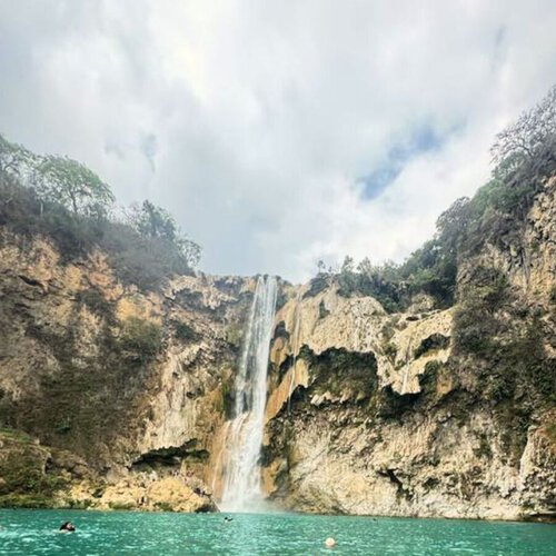 Aléjate del calor de CDMX y visita esta cascada en San Luis Potosí con pozas turquesa donde puedes nadar y refrescarte