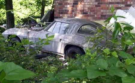 Dolorpasión™: El Corvette de 1963 que se pudre en un jardín