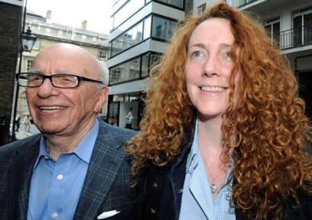 Divulgan mensajes de móvil intercambiados entre Cameron y la mano derecha de Murdoch