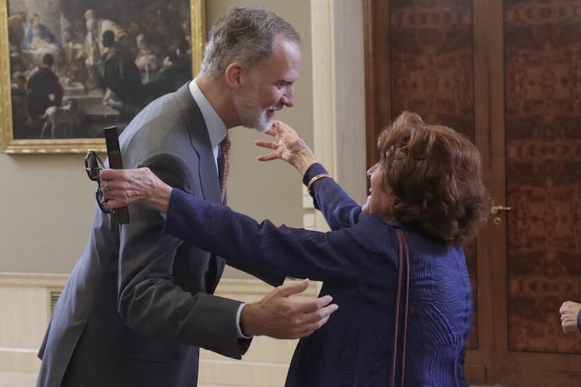 El cariñoso encuentro de Felipe VI con una mujer que marcó su vida: rompe el protocolo y la abraza