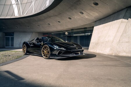Este oscuro objeto de deseo es un imponente Ferrari F8 Spider Novitec con más de 800 CV y va repleto de fibra de carbono