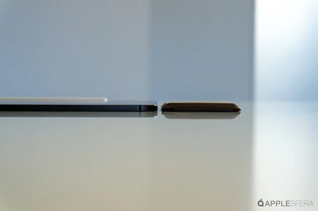 左がiPad Pro M4。そう、iPhone 用 MagSafe ウォレット