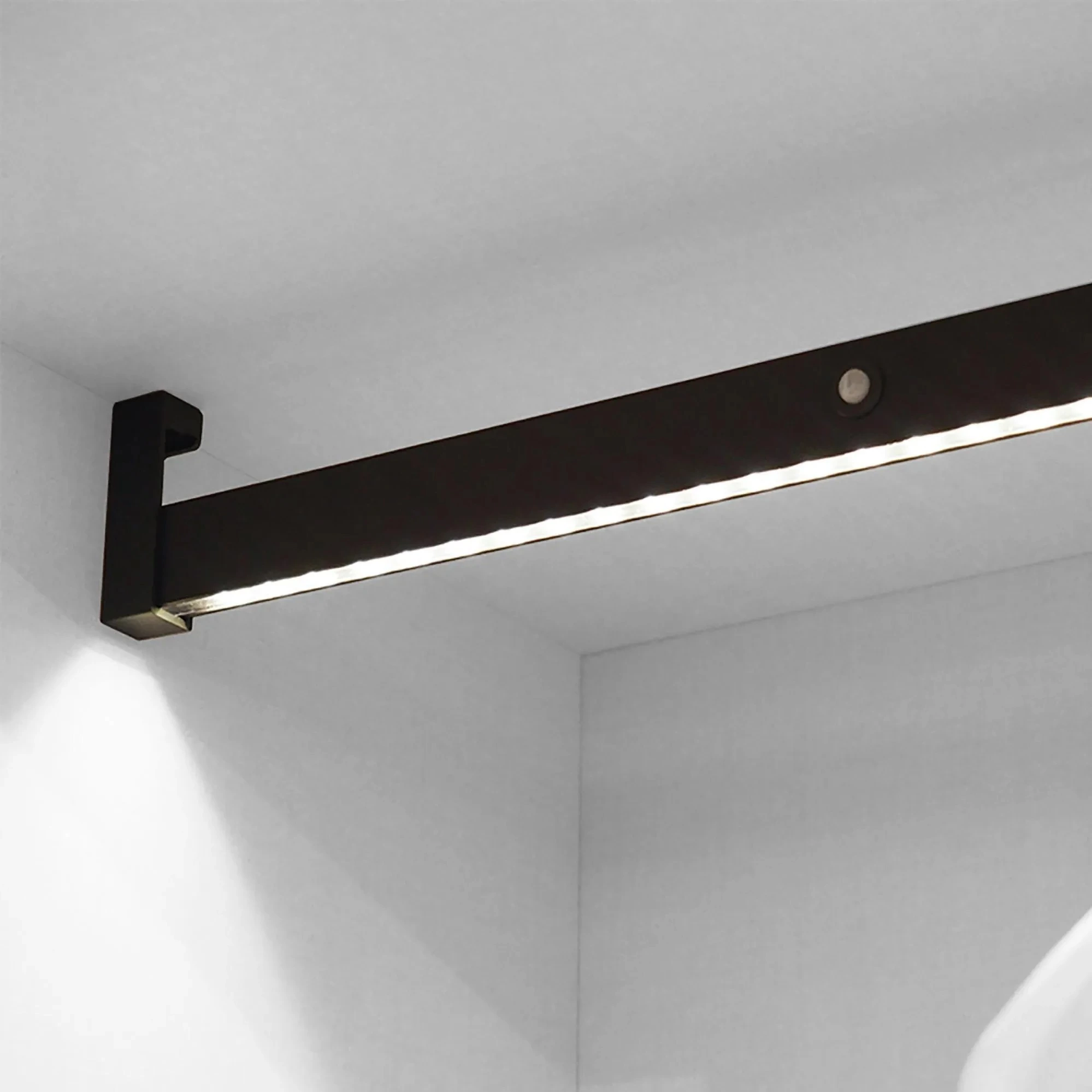 Barra para armario aluminio con luz LED y sensor. Ancho regulable 40.8-55.8cm