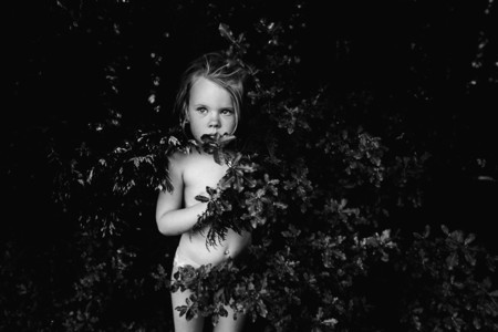 Niki Boon retrata la infancia de sus hijos alejados de la era digital a través de emotivas fotografías