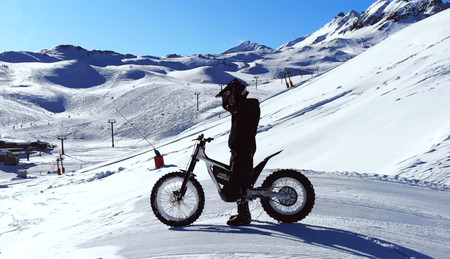 Imitando a Toni Bou: derroche de acrobacias con una moto eléctrica de trial en la nieve