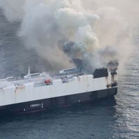 Otro barco que transportaba coches eléctricos ha salido ardiendo en mitad del océano. Como no podían controlar el incendio lo han abandonado en medio del Pacífico