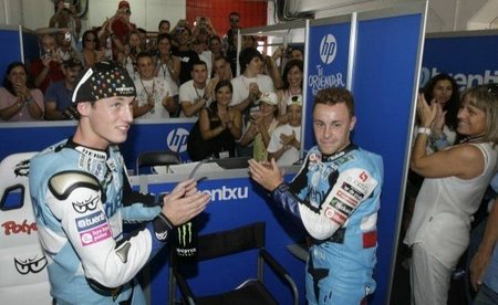 Pilotos Tuenti aplaudiendo al final del entrenamiento