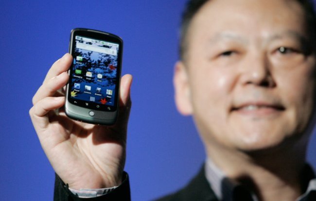 Peter Chou, CEO de HTC, sosteniendo un Nexus One