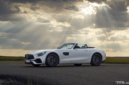 Probamos el Mercedes-AMG GT Roadster: el deportivo "básico" de Affalterbach que pone los pelos de punta