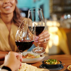 Un vino francés de Burdeos perfecto para acompañar desde una cena romántica hasta un picoteo con los amigos
