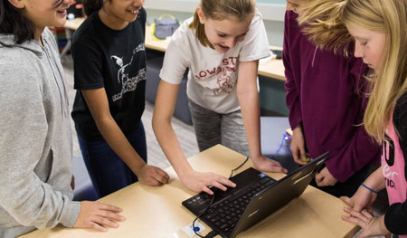 Google lanza un programa de lecciones gratuitas, y en español, para que el profesorado enseñe a programar en las escuelas