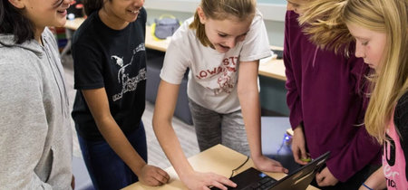 Google lanza un programa de lecciones gratuitas, y en español, para que el profesorado enseñe a programar en las escuelas
