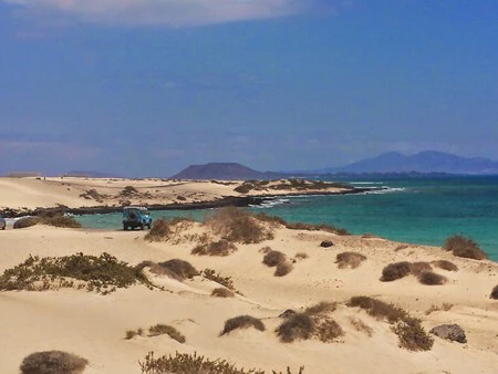Asi Es El Pueblo De Xenia Tostado Y Rodolfo Sancho Su Refugio Familiar Playas De Agua Cristalina Un Parque Natural Y Un Volcan Con Vistas Panoramicas