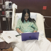 Una madre estudiante realiza el último exámen del semestre en el hospital, momentos antes de dar a luz a su hijo