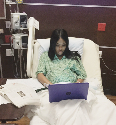 Una madre estudiante realiza el último exámen del semestre en el hospital, momentos antes de dar a luz a su hijo