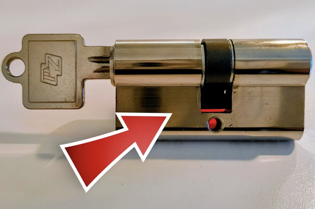 Es técnico en seguridad y explica por qué no se debe dejar la llave puesta en la cerradura por la noche