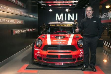 Luis Monzón con su MINI