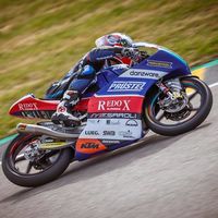 Jakub Kornfeil se lleva la primera pole de Moto3 entre el caos de Brno
