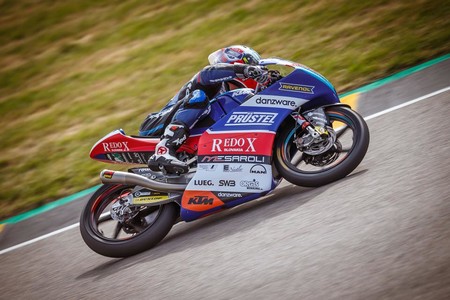 Jakub Kornfeil se lleva la primera pole de Moto3 entre el caos de Brno