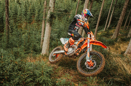 La KTM 350 ECX-F WESS llega como edición especial de la enduro, con horquilla neumática y por 12.300 euros