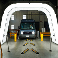 El que rompe paga: Amazon ha empezado a usar escáneres con IA para controlar a los repartidores que rompen sus furgonetas 