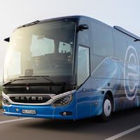 Engenheiros alemães estão desenvolvendo um ônibus elétrico de longa distância da Setra, que teria autonomia de 500 km e exigiria paradas periódicas para recarregar as baterias 