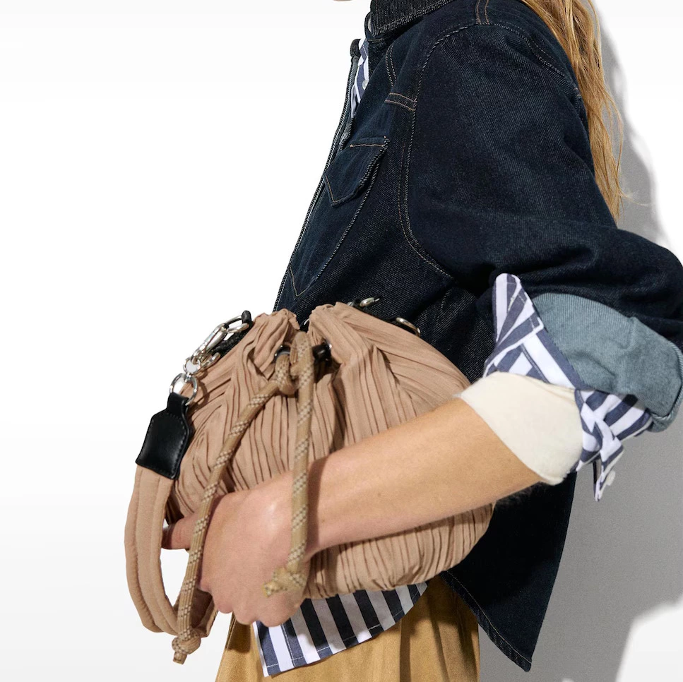 Parfois
Bolso de hombro estilo bucket plisado con cierre de cuerda en liso

