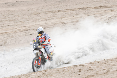 Laia Sanz lucha contra la adversidad en su peor año y gana su noveno Dakar consecutivo en categoría femenina